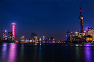 往日情怀：杂技与夜景结合的奇妙体验